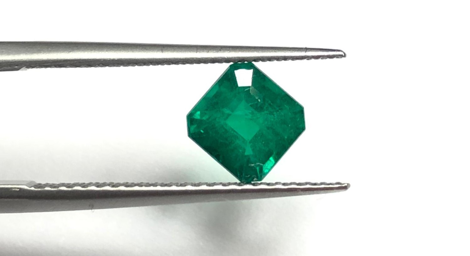 Joyas con esmeraldas y diamantes: anillos de compromiso con esmeraldas verdes... ¿y diamantes verdes?