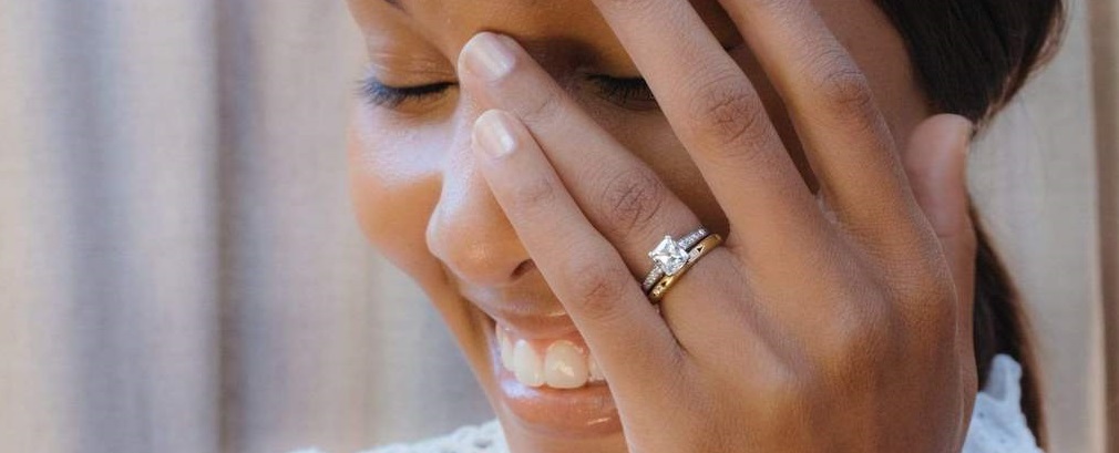 Quelle est la meilleure couleur de vernis à ongles pour une bague de fiançailles en or ?