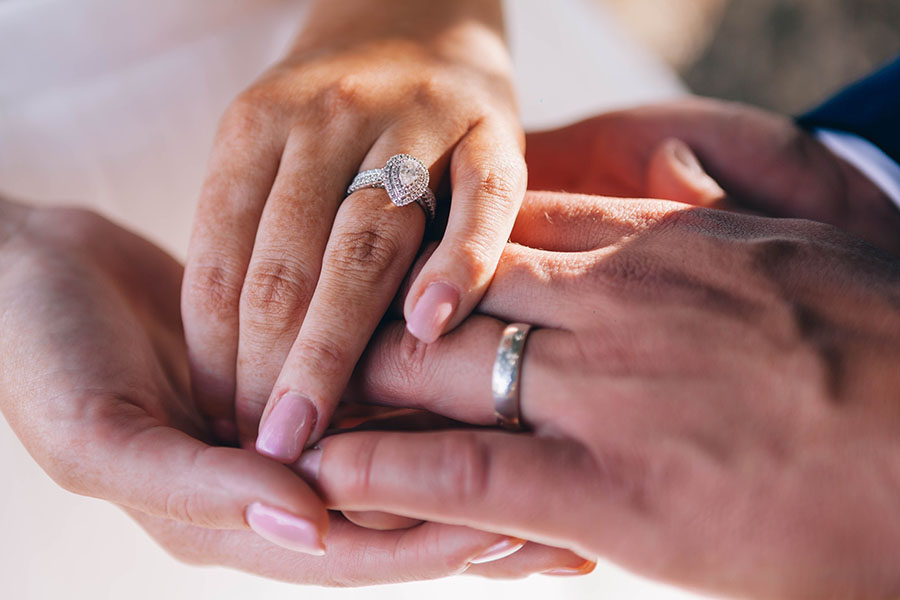有什麼訂婚戒指規則需要考慮嗎？