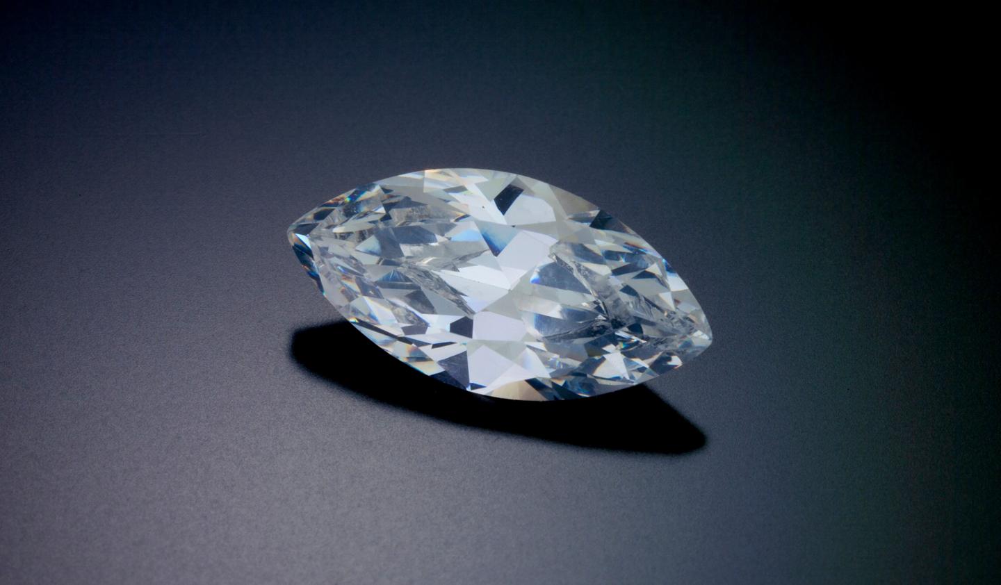 购买榄尖形切工钻石求婚戒指