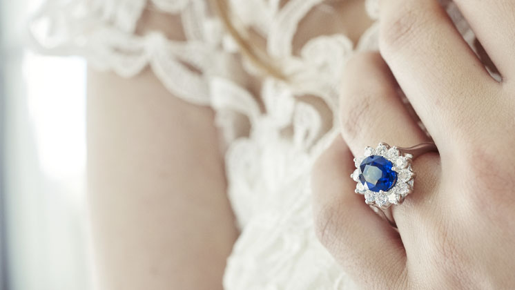 Warum sind Solitär Ringe die ideale Wahl als Diamantringe zur Verlobung? 