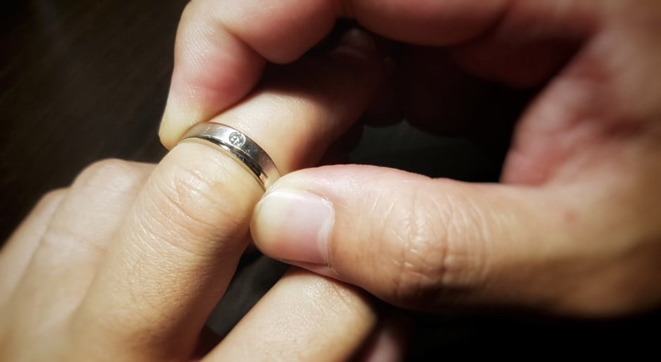 Hoe veilig en pijnloos een ring uitkrijgen die vastzit om uw vinger