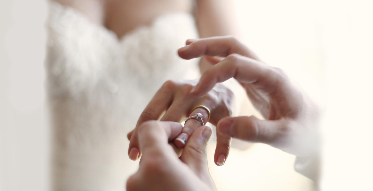 Verlobungsring man welcher in an trägt england hand den Warum Ehering