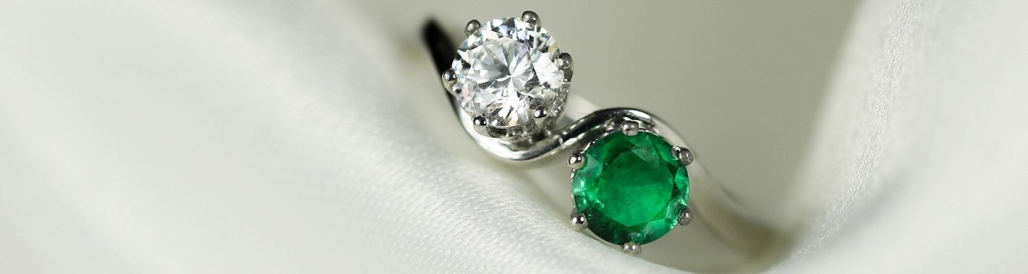 Wat is een smaragd verlovingsring en wat is de betekenis?