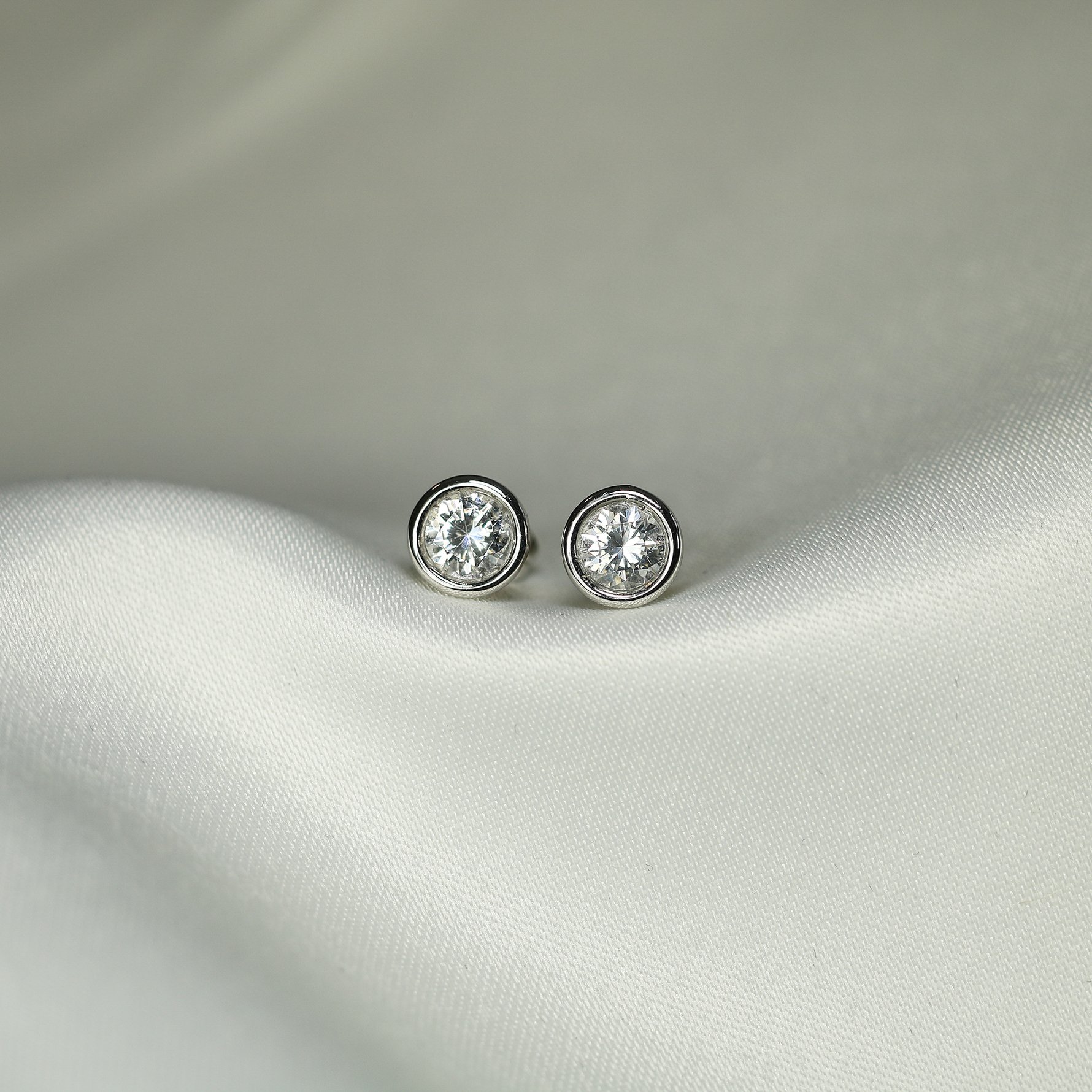 Diamond earrings and ear studs as a gift for your girlfriend