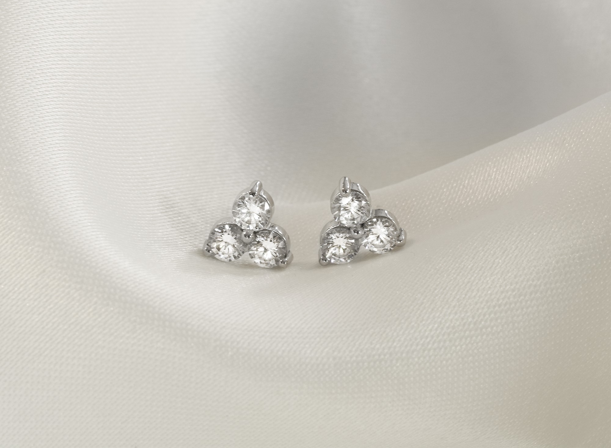 Boucles d’oreilles avec trois diamants : la symbolique trilogie