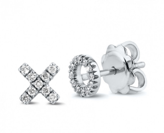 Asymmetrische Diamant-Ohrstecker aus Weißgold: links X-förmig, rechts mit rundem Pavé-Fassungsdesign