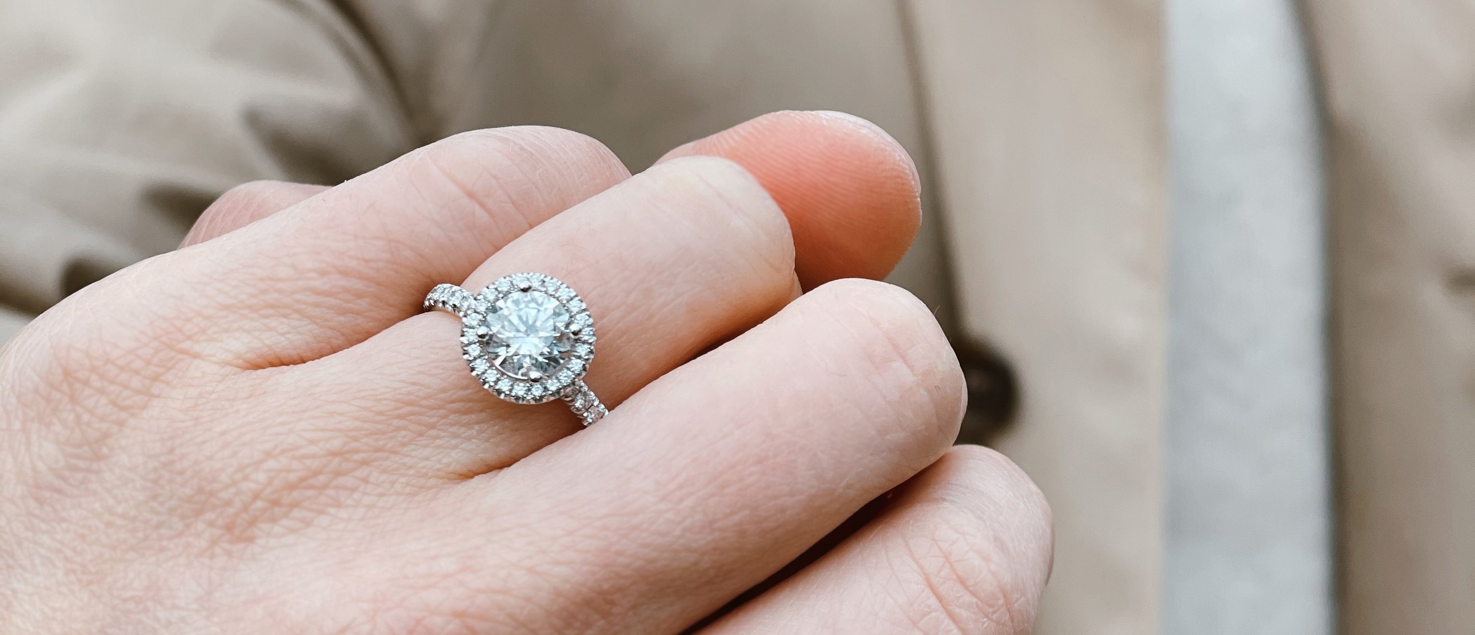 BAUNAT’s Engagement Ring Buying Guide: get great tips to buy an engagement ring! 