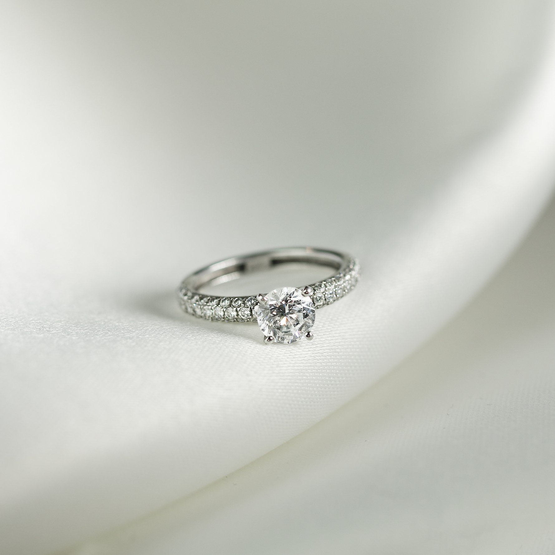 How to buy a solitaire ring?