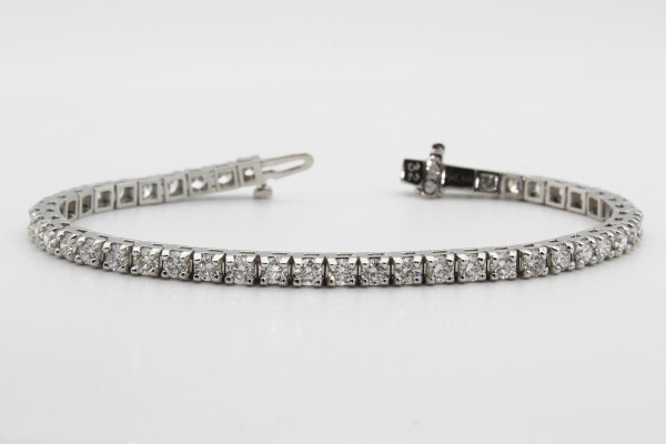 Diamantarmband aus Weißgold mit dicht gefassten runden Brillanten im Tennisstil