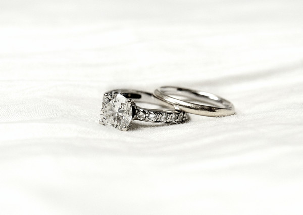 Drei edle Ringe aus Weißgold: Verlobungsring mit zentralem Diamanten und Memoire-Ring mit Pavéfassung