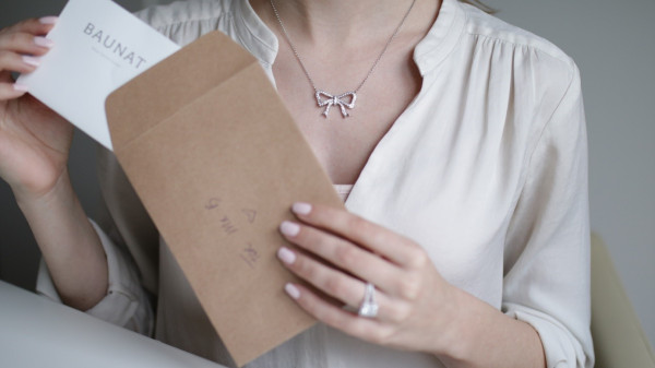Diamant Anhänger in Form einer Schleife von BAUNAT - Anhänger von BAUNAT aus Düsseldorf