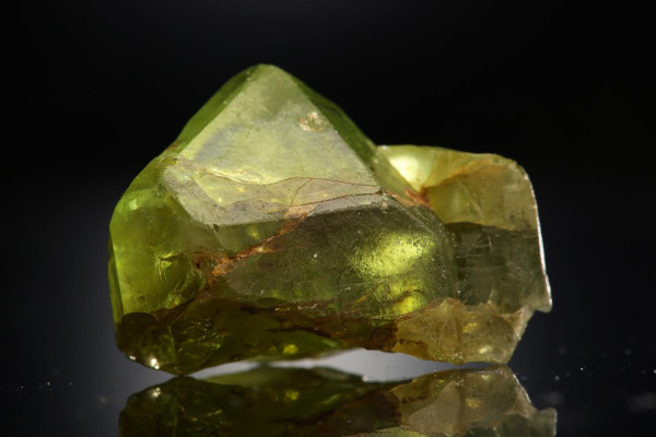 BAUNAT - 橄榄石特写，又称为贵橄榄石（chrysolite），是八月份诞生石。