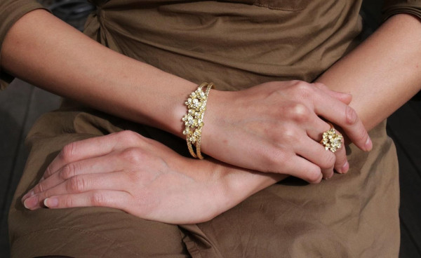 Brazalete de oro amarillo con diamantes de BAUNAT - Brazalete de diseño en oro con flores, engastado con diamantes