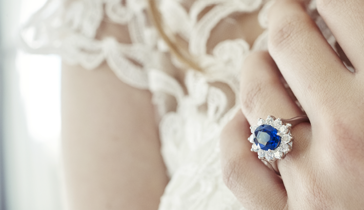 Mujer con anillo de zafiro y diamante