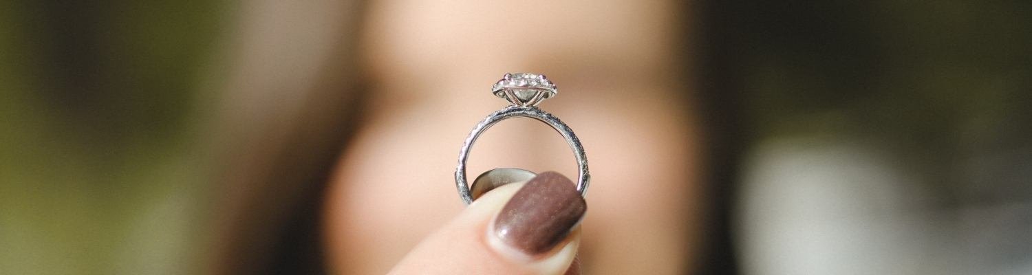 Hoe kunt u uw verlovingsring en trouwring combineren aan dezelfde hand? 