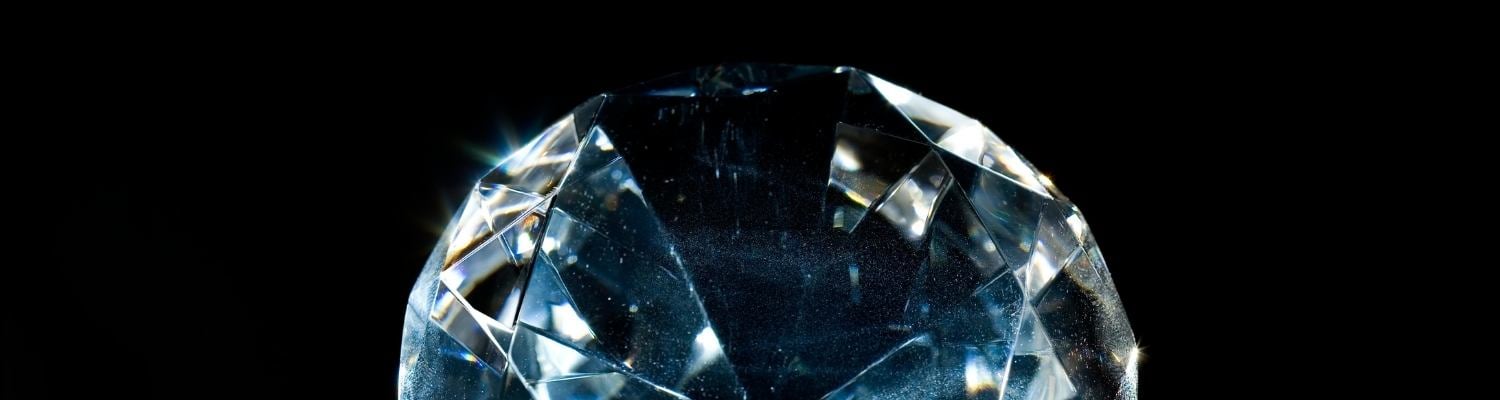 Hoe beïnvloedt licht de schittering van een diamant?