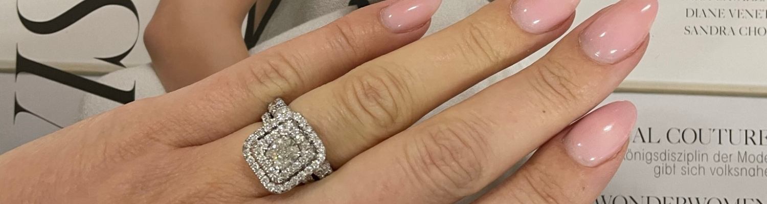 De voordelen van het kopen van uw verlovingsring bij een juwelier