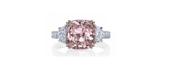 La compra de un anillo de compromiso de diamantes de color