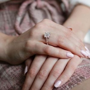 Anillo de compromiso exclusivo de BAUNAT en Múnich - Anillo de compromiso hecho a medida con diamantes de BAUNAT