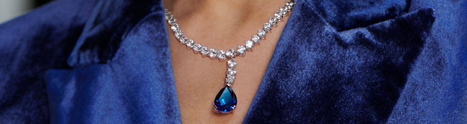 Halsketten und Colliers mit einem blauen Saphir