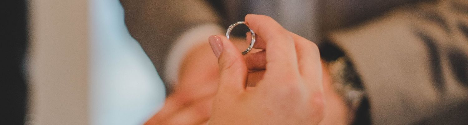 Sollten Sie den Verlobungs- als auch Ehering gleichzeitig kaufen?