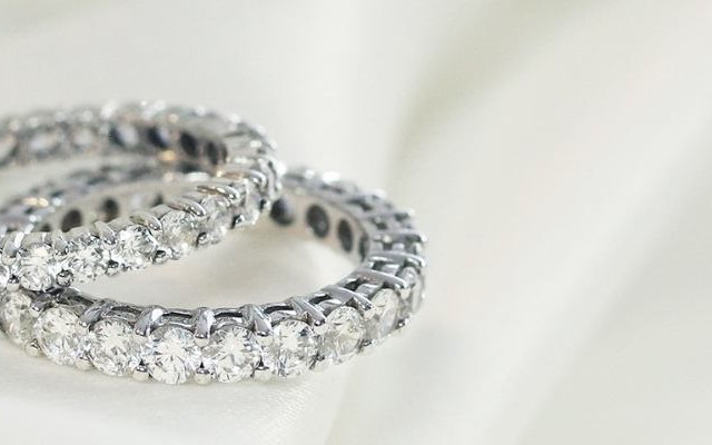 Explora los anillos de diamantes BAUNAT y elige si quieres llevar tu anillo de compromiso en el dedo anular o en otro, y si quieres ponerlo en la mano izquierda o la derecha Explora los anillos de diamantes BAUNAT y elige si quieres llevar tu anillo de compromiso en el dedo anular o en otro, y si quieres ponerlo en la mano izquierda o la derecha