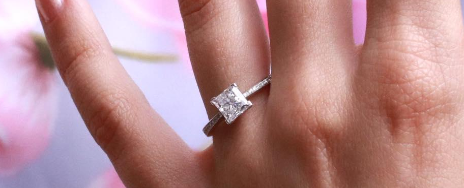 Warum sind Diamanten im Princess-Schliff so beliebt und was macht ihre Schönheit aus?