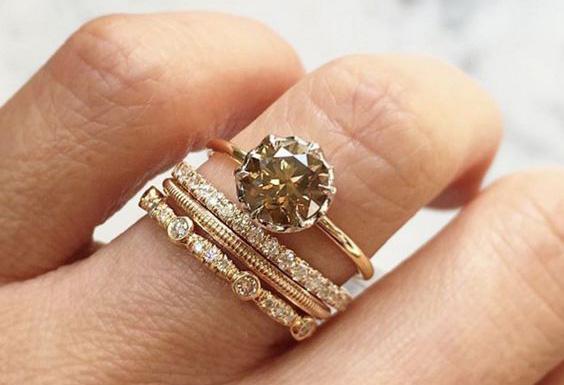 El anillo de oro para las mujeres: combinar diferentes modelos