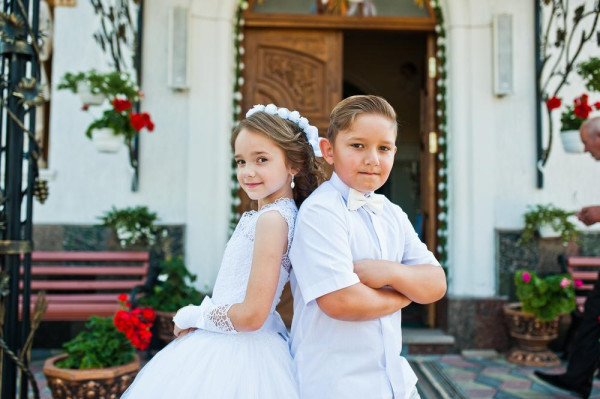 Dos niños vestidos y listos para su primera comunión - BAUNAT