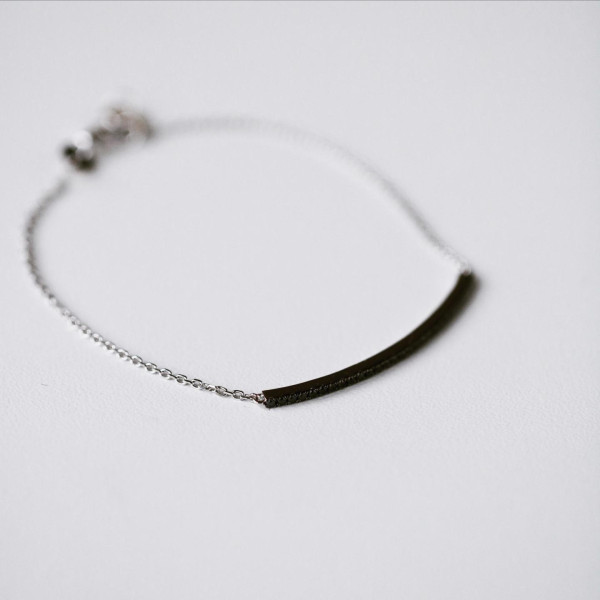 Pulsera de oro blanco de BAUNAT, con un diamante negro de 0,25 quilates