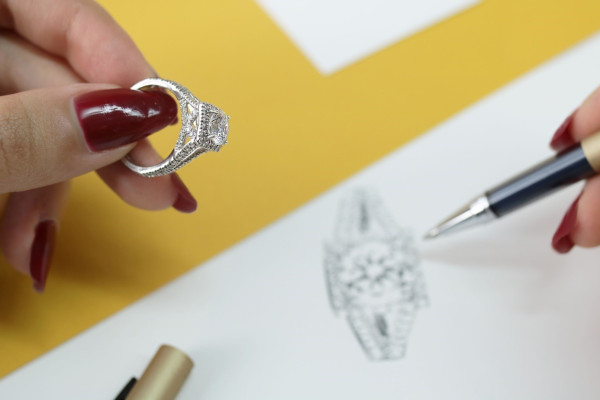 Anillo de compromiso con diseño estilo americano BAUNAT - Dibujo de diseño de un precioso anillo de compromiso con diamantes de BAUNAT.