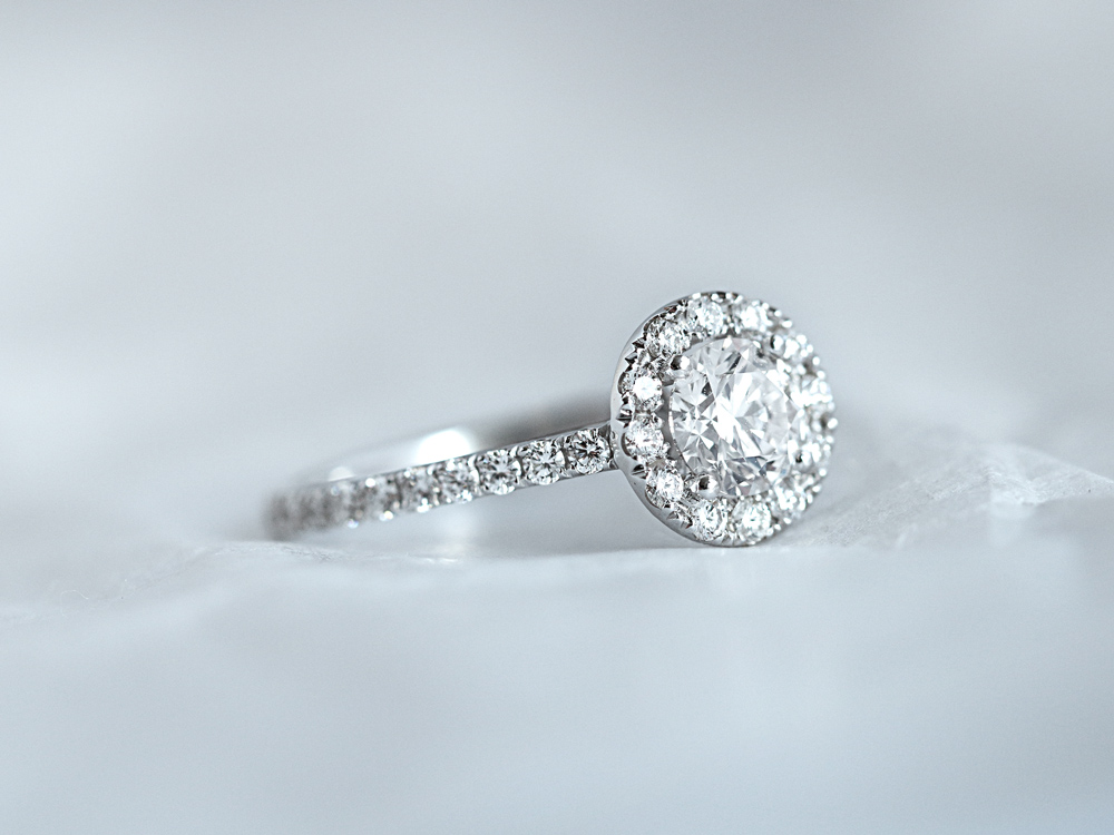Por qué debería elegir un anillo de compromiso con solitario en una montura de platino