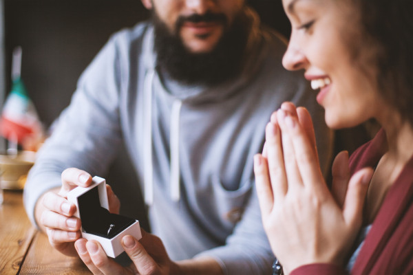 Hombre le propone matrimonio a su novia - Hombre le propone matrimonio a su novia en un café.