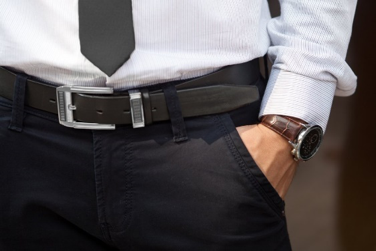 Hombre que lleva un reloj BAUNAT Hombre que lleva un reloj de BAUNAT.