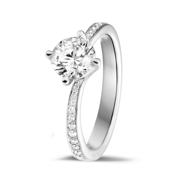 Anillo de compromiso de oro blanco con diamante solitario y pavé de diamantes en el aro