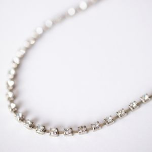 Collier rivière en or blanc serti de diamants ronds, motifs carrés alignés en chaîne délicate - Pendentif en diamant London 2 de BAUNAT.