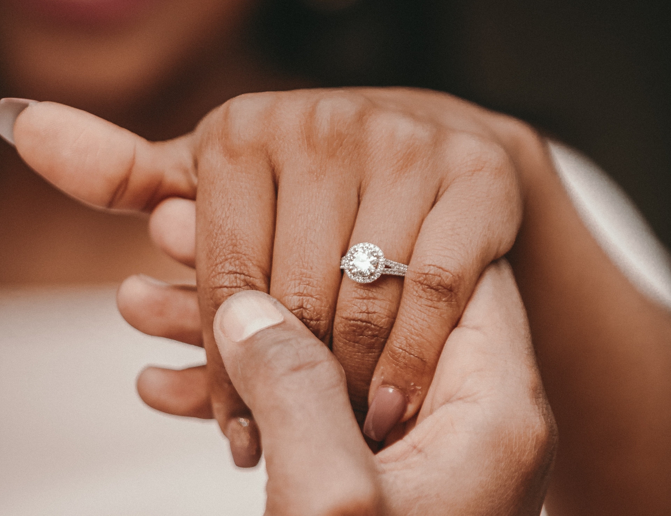 购买订婚戒指：专家的心得和技巧