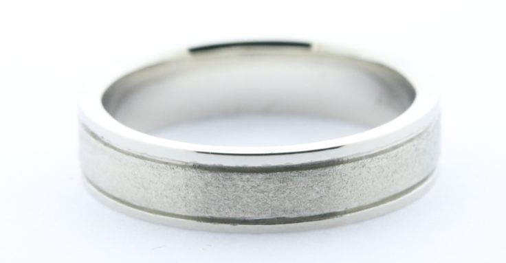 Idea de regalo: un anillo de diamantes de oro blanco para el día del padre