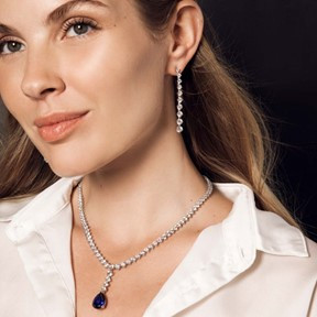 Femme portant un collier de diamants BAUNAT - Une femme portant un collier de diamants de BAUNAT.