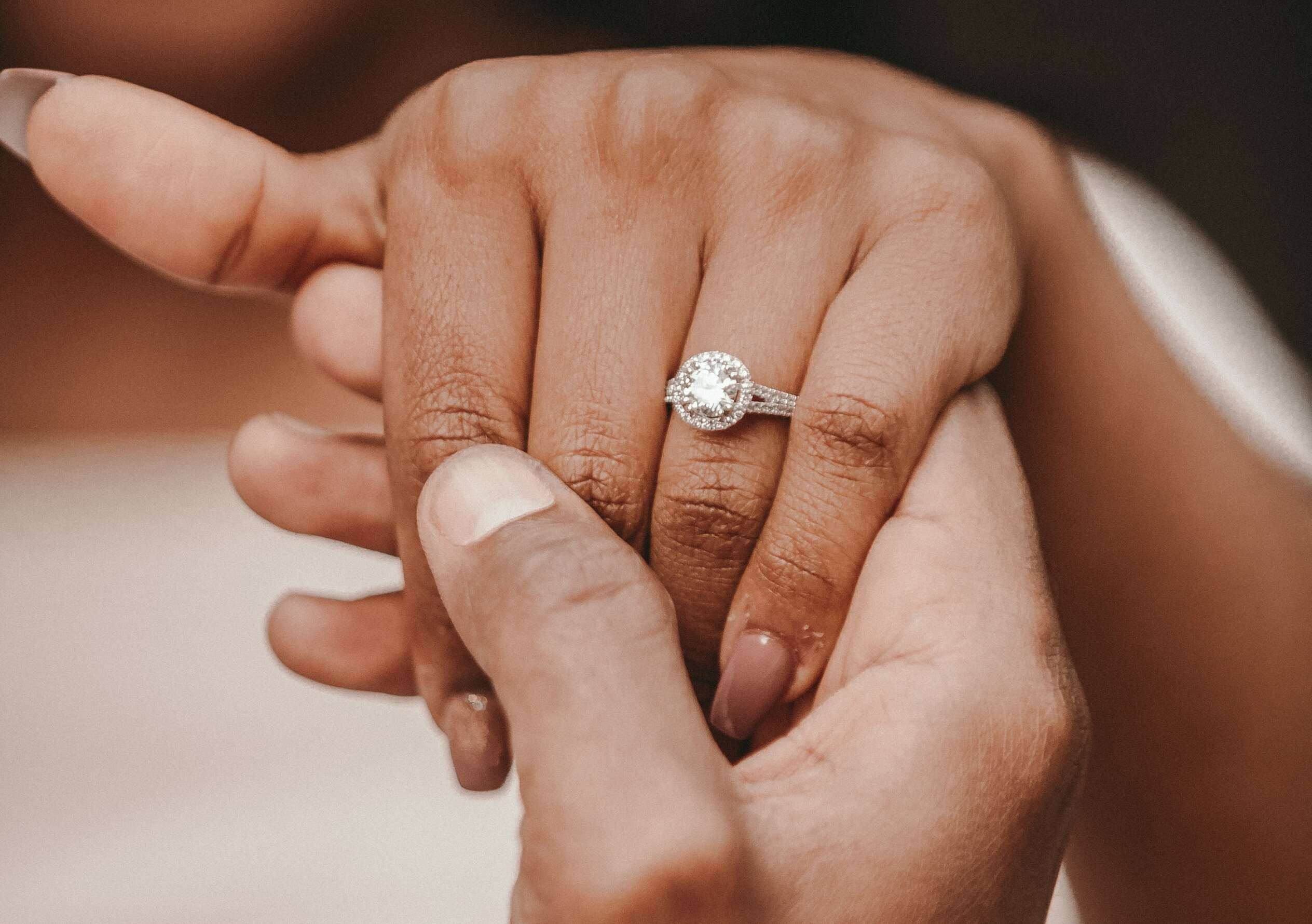 Den Verlobungsring finden und kaufen: Tipps & Tricks von Experten