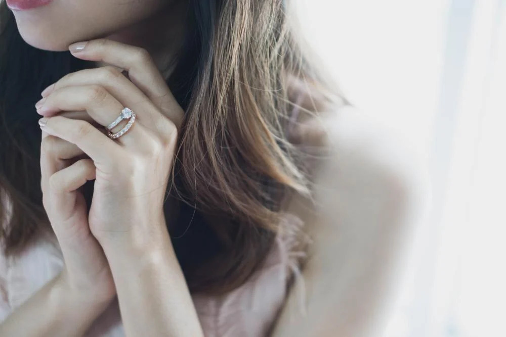 Ein Ring mit Diamanten um ein Jubiläum zu feiern
