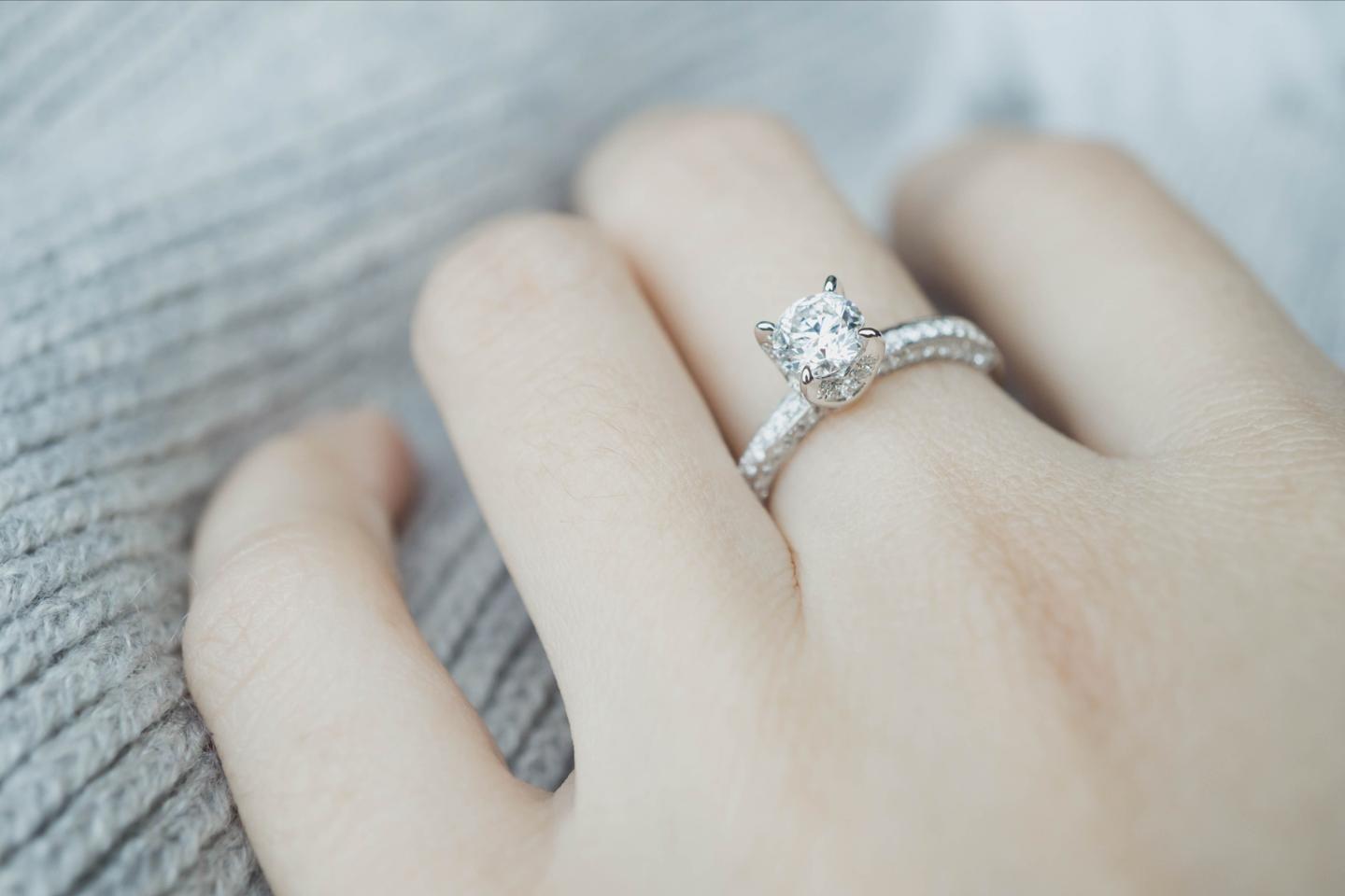 Entscheiden Sie sich für einen rosa Diamanten im Verlobungsring!