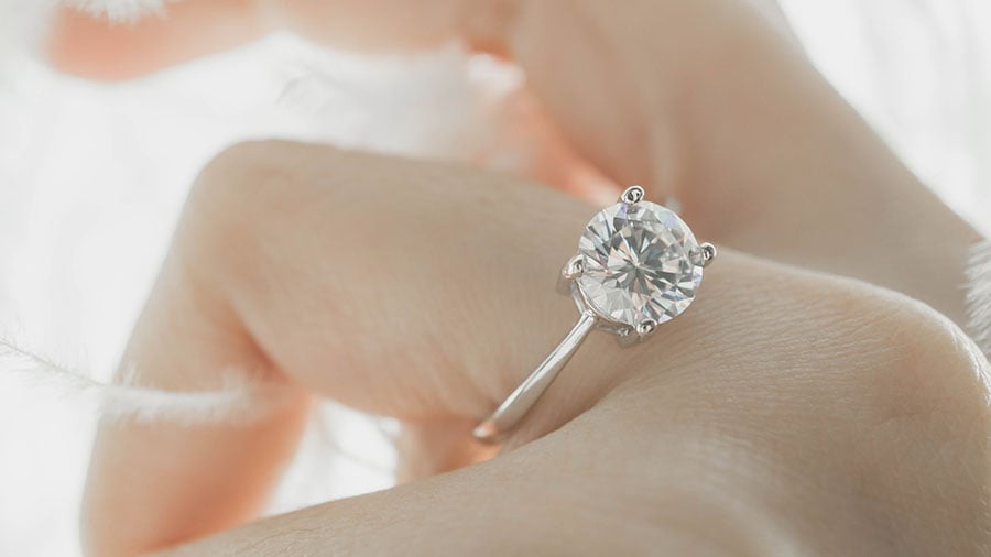 An engagement ring with a round diamond: an elegant classic