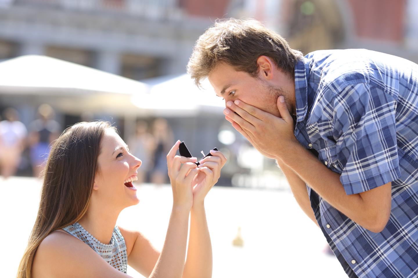 Devez-vous acheter une bague en diamant à votre homme lorsque vous lui demandez sa main ?