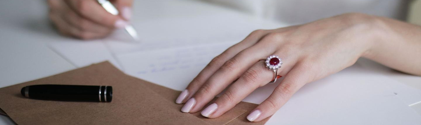 Anillo con rubí BAUNAT Una mujer lleva un anillo con rubí, una versión más barata de los diamantes rojos especiales de BAUNAT