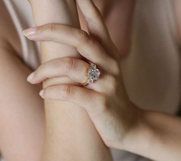 Anillo de compromiso con un diamante BAUNAT - Un impresionante anillo de compromiso trilogy con tres diamantes de alta calidad de BAUNAT