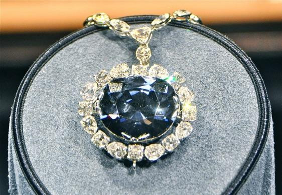 Der Hope-Diamant – ein historisch bedeutsamer blauer Diamant in einer Halo-Fassung an einer Diamantkette. - Beeindruckende Saphir-Diamant-Halskette