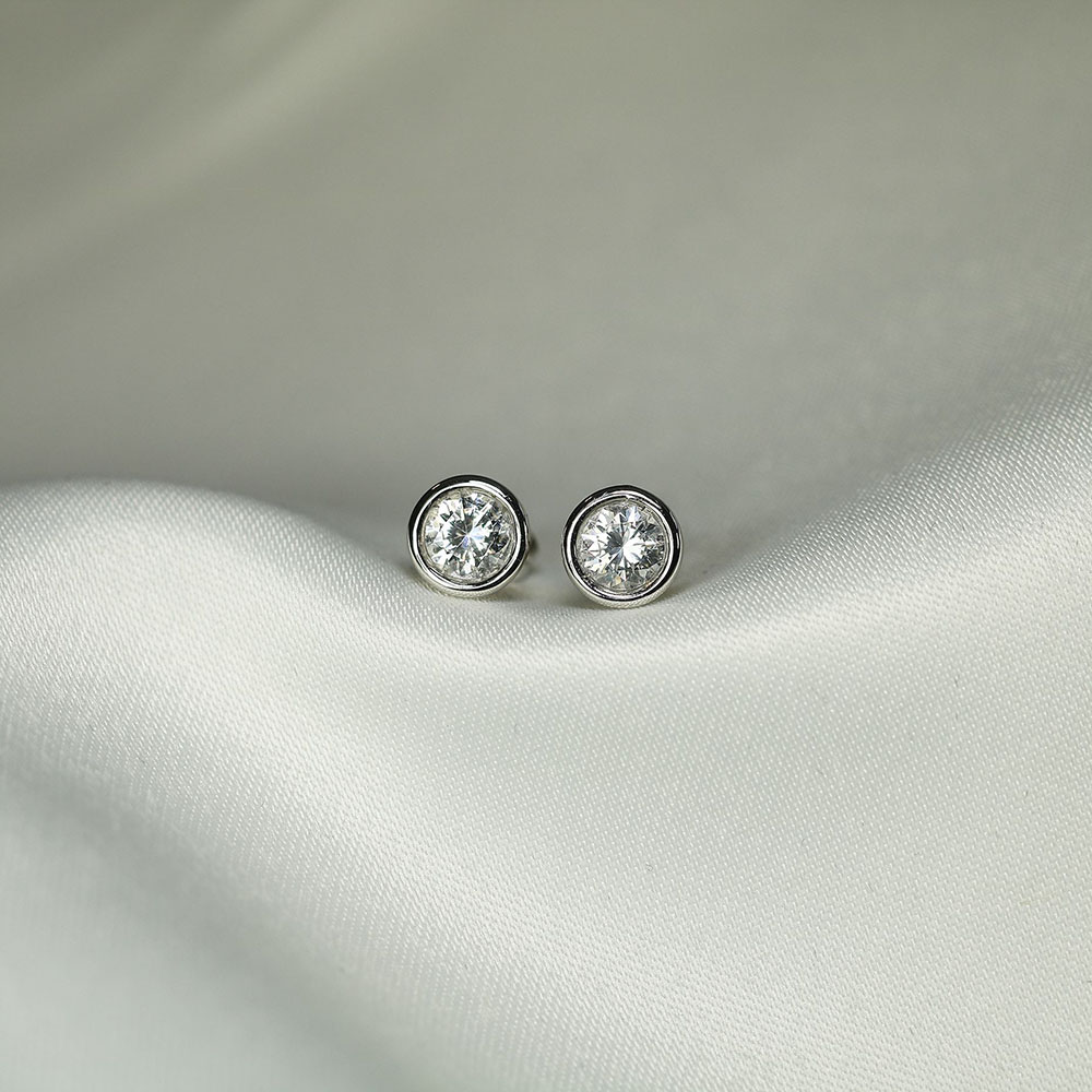 Which diamond earrings and ear studs are fashionable?