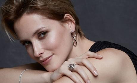 Mujer con pendientes BAUNAT Mujer con pendientes de BAUNAT